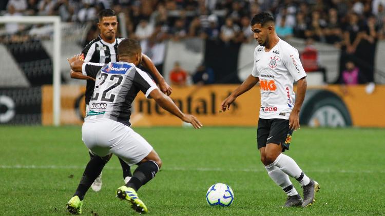 Sornoza encara a marcação - RICARDO MOREIRA/FOTOARENA/ESTADÃO CONTEÚDO - RICARDO MOREIRA/FOTOARENA/ESTADÃO CONTEÚDO