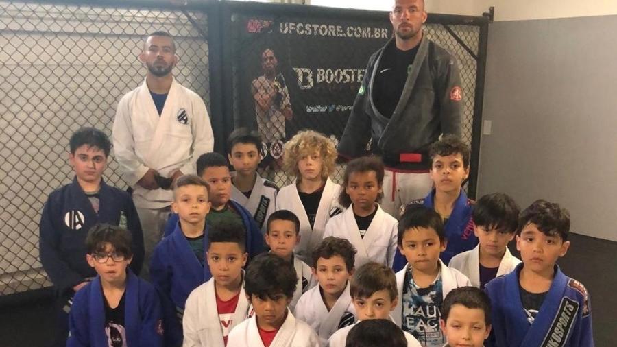 Igor Araújo (de kimono escuro, à direita) treina equipe de crianças na Suíça - Reprodução/Instagram