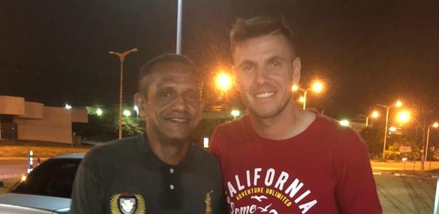 'Precisam saber que ele é assim' | Goleiro do Fortaleza ajuda homem após roubo no CE, e gesto viraliza