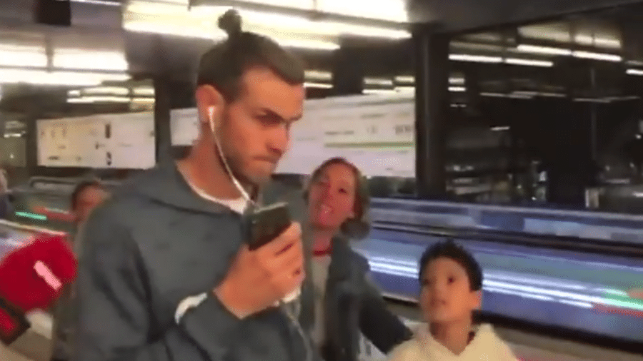 Bale ignora criança em aeroporto - Reprodução/Twitter