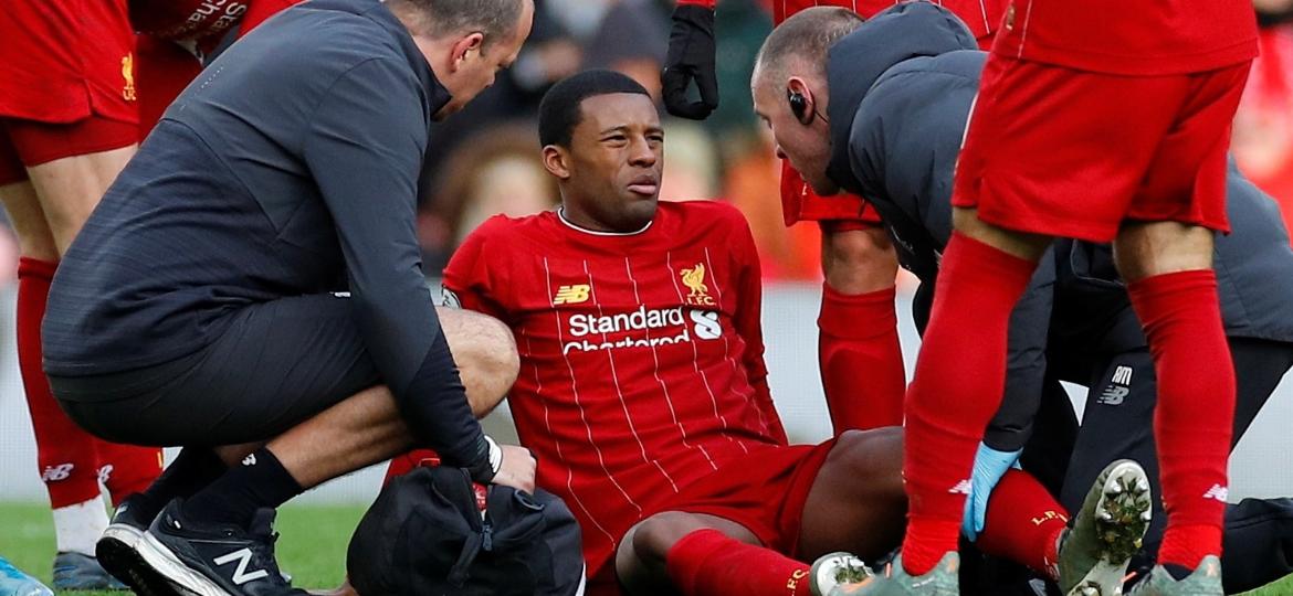 14.dez.2019 - Georginio Wijnaldum recebe atendimento médico após sentir dores na partida entre Liverpool e Watford pelo Campeonato Inglês - Phil Noble/Reuters