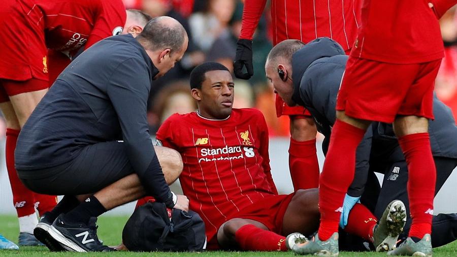 Georginio Wijnaldum recebe atendimento médico após sentir dores na partida entre Liverpool e Watford pelo Campeonato Inglês - Phil Noble/Reuters