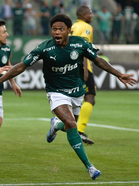 Luiz Adriano teve noite de artilheiro pelo Palmeiras contra o Guaraní na Libertadores - Bruno Ulivieri/AGIF