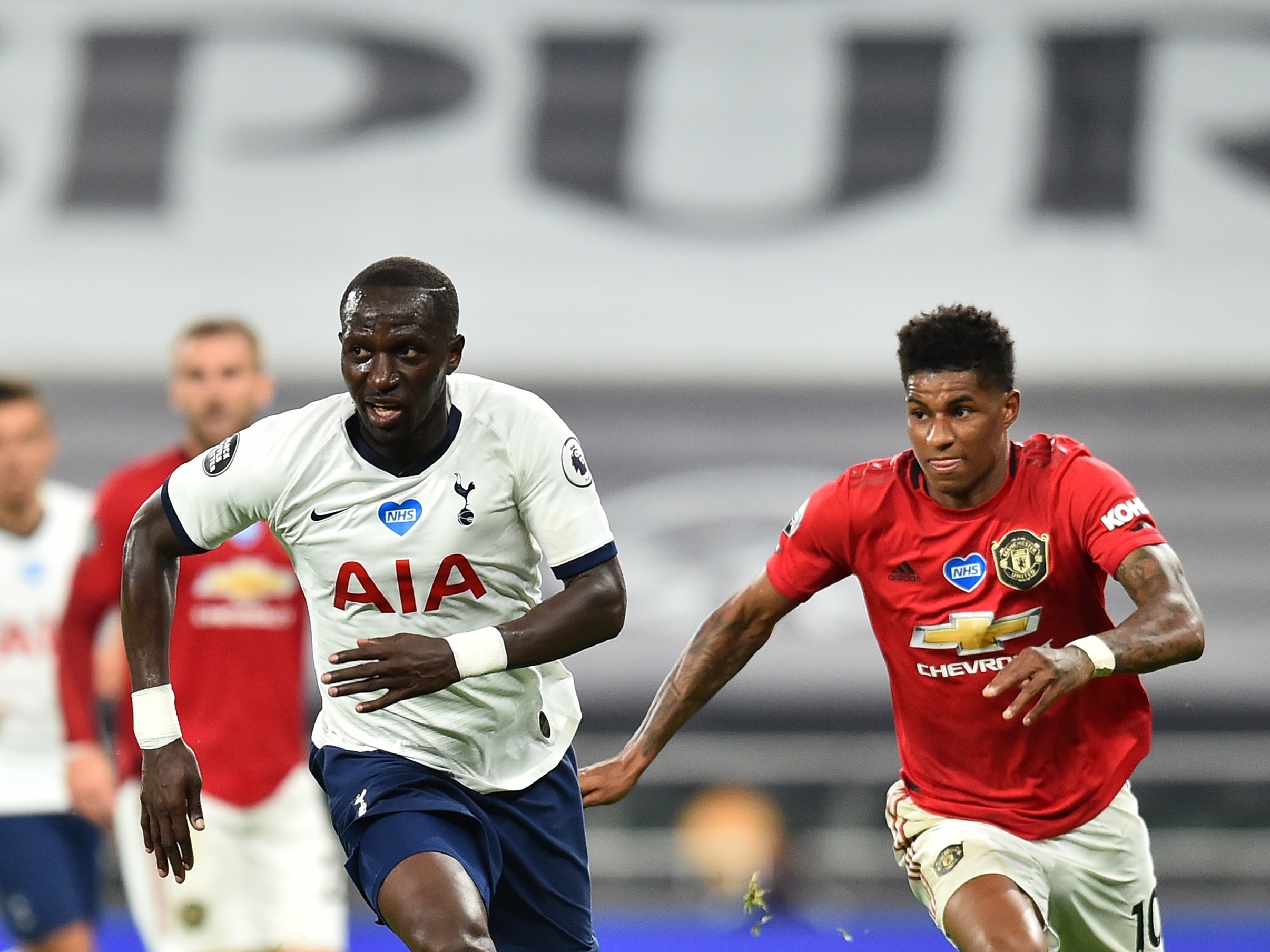 Tottenham e Manchester United retornam ao Campeonato Inglês com