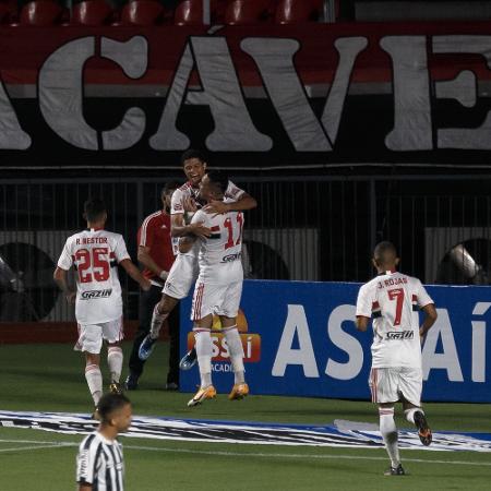 Jogadores do São Paulo comemoram gol contra o Santos - Ettore Chiereguini/AGIF