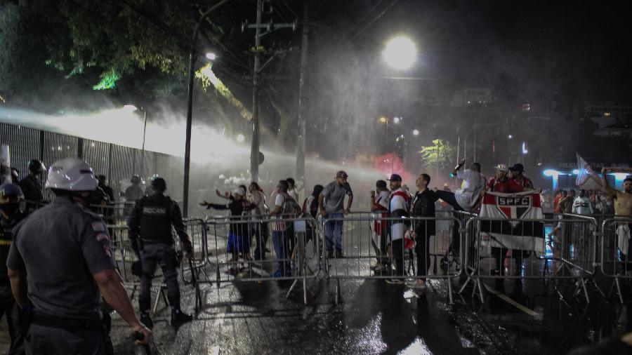 Policiais militares dispersam torcedores do São Paulo após tumulto do lado de fora do Estádio do Morumbi - BRUNO ESCOLASTICO/ESTADÃO CONTEÚDO