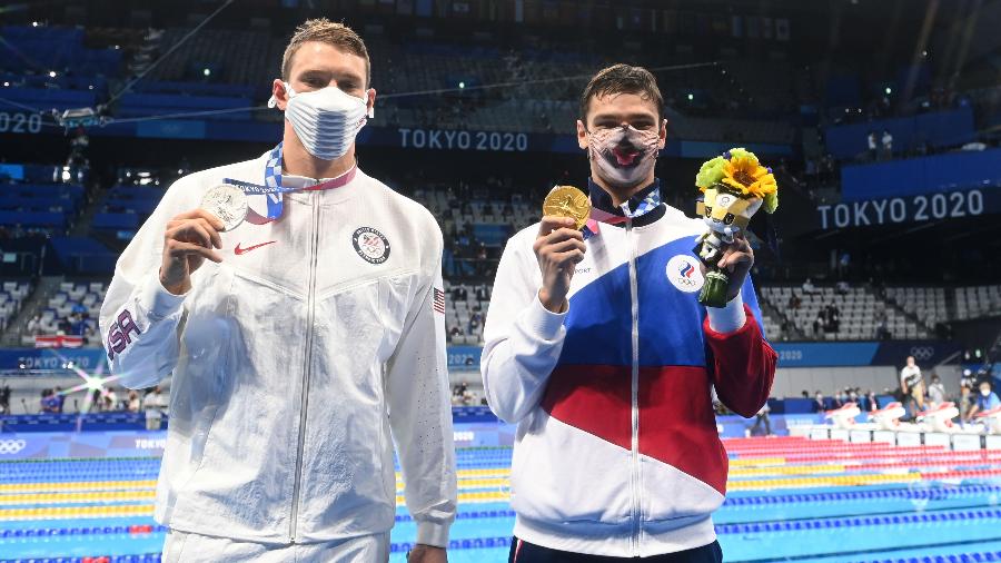Evgeny Rylov (dir), da Rússia, fica com o ouro, e Ryan Murphy, dos EUA, com a prata nos 200 m costas das Olimpíadas de Tóquio - Xinhua/Du Yu