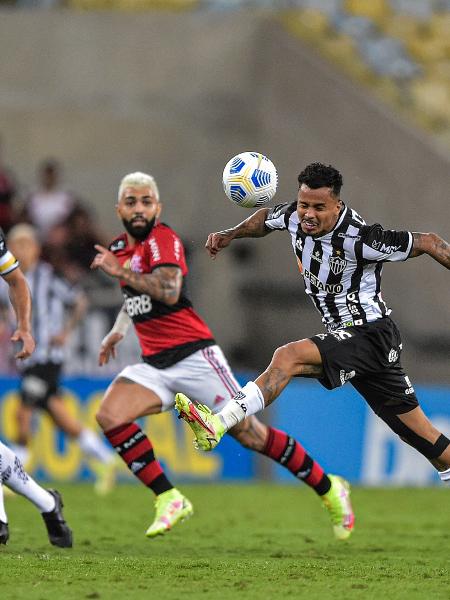 Allan cabeceia a bola e é observado por Gabigol durante jogo entre Flamengo e Atlético-MG - Thiago Ribeiro/AGIF