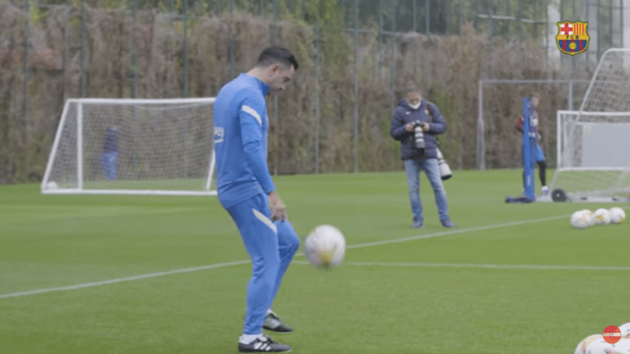 Xavi faz embaixadinhas durante treino do Barcelona - Reprodução/YouTube