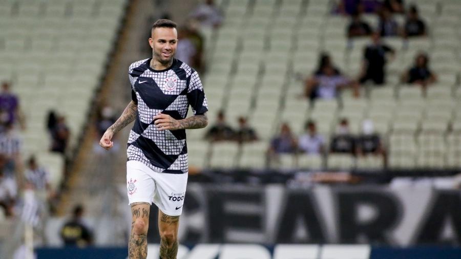 Luan, jogador do Corinthians, aquece no gramado do Castelão; Jogador a caminho do Santos - Rodrigo Coca / Ag. Corinthians