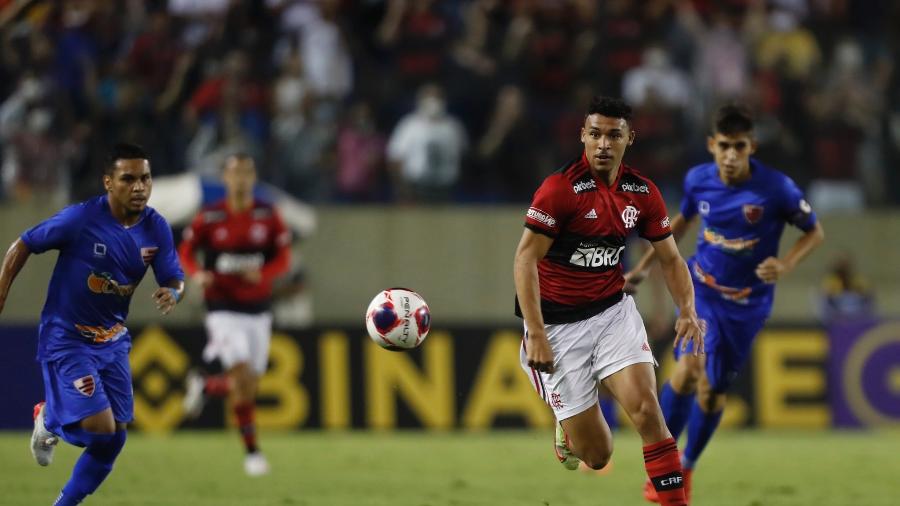 Com uma falha em cada tempo, Flamengo sofreu com o Oeste e está fora da Copinha - Gilvan de Souza/CRF
