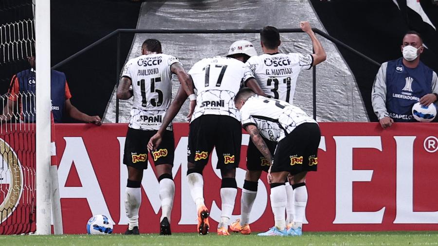 Jogadores do Corinthians comemoram gol contra de Caldera, do Deportivo Cali, na Libertadores - Ettore Chiereguini/AGIF