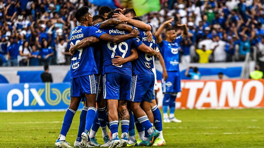 Jogadores do Cruzeiro comemoram gol sobre a Ponte Preta na Série B - FÁBIO BARROS/AGÊNCIA F8/ESTADÃO CONTEÚDO