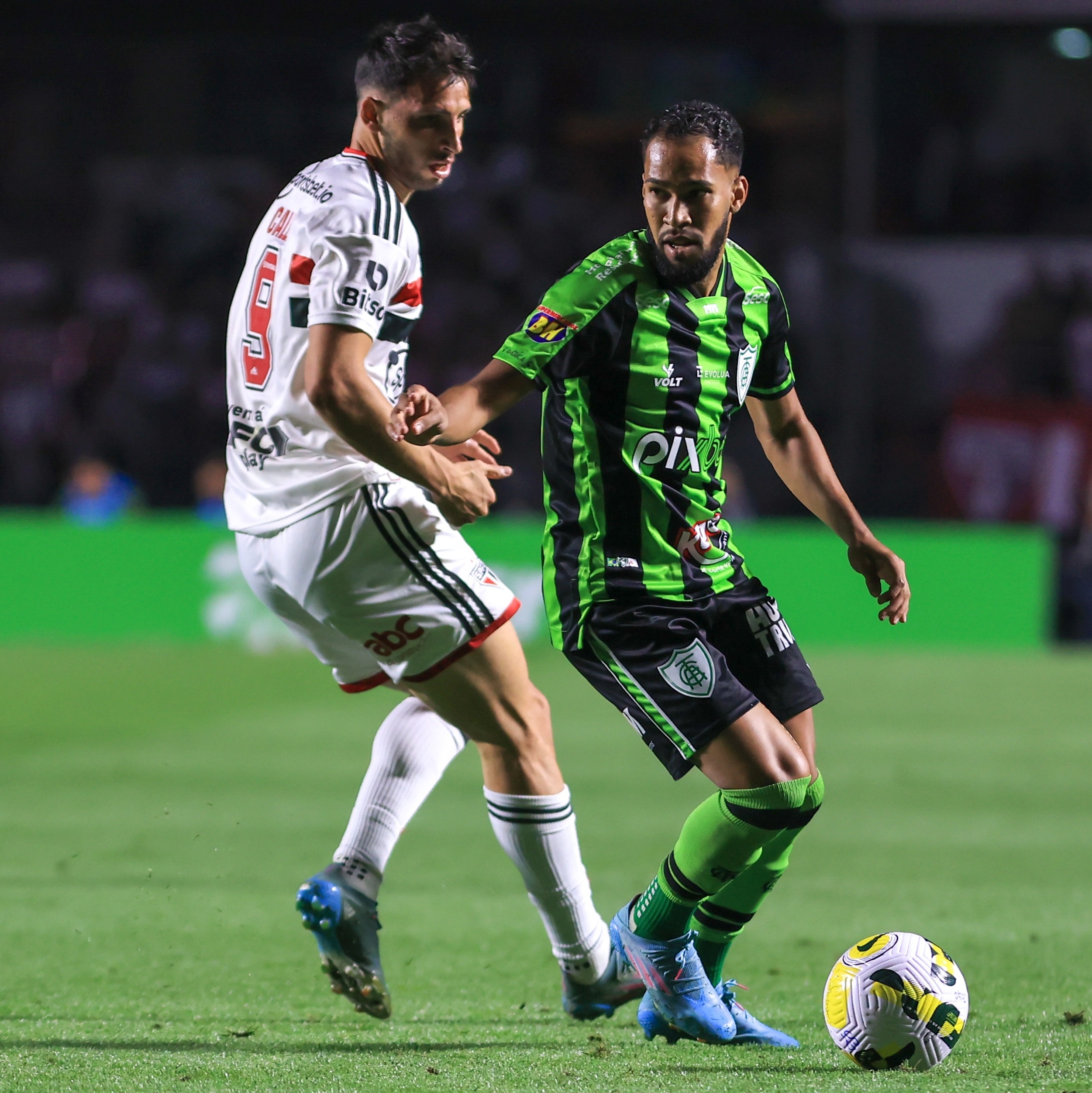 São Paulo volta a jogar mal e, com um a mais, perde para América-MG