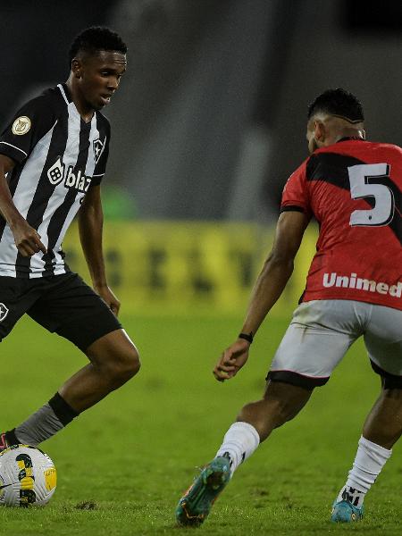 Jeffinho e Willian Maranhão em ação durante a partida entre Botafogo e Atlético-GO, pelo Brasileirão - Thiago Ribeiro/AGIF