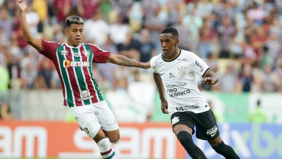 Robert Renan, do Corinthians, disputa a bola com Matheus Martins, do Fluminense, em duelo pelo primeiro turno do Brasileiro - Rodrigo Coca/Agência Corinthians