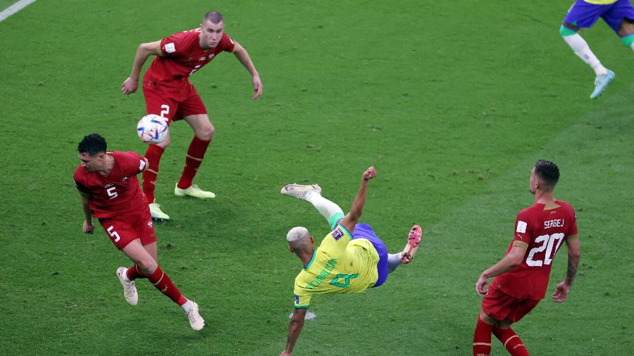 Richarlison no 2º gol do Brasil contra a Sérvia - Michael Steele/Getty Images
