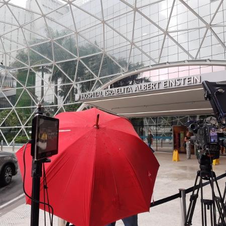 Equipamentos da imprensa na entrada do Hospital Albert Einstein, em São Paulo, acompanhando a internação de Pelé durante o jogo da seleção brasileira - André Martins/UOL