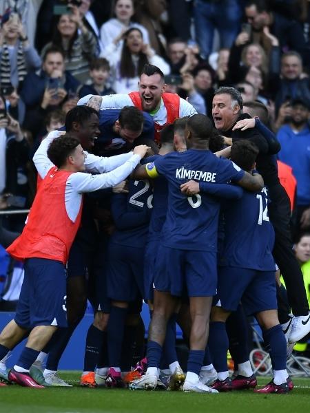 Jogadores do PSG e técnico Christophe Galtier abraçaram Messi após gol no fim que deu vitória ao PSG contra o Lille - Reprodução/PSG