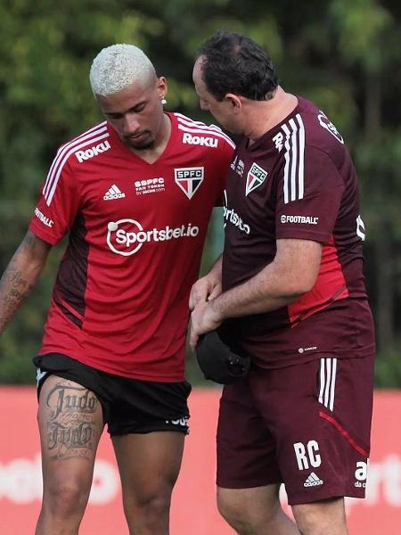 Marcos Paulo e Rogério Ceni conversam durante treino do São Paulo - Rubens Chiri/São Paulo FC