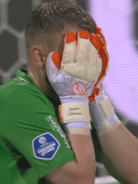 O goleiro Cillessen, que disputou uma Copa do Mundo com a Holanda, lamenta erro pelo NEC - Reprodução/Twitter