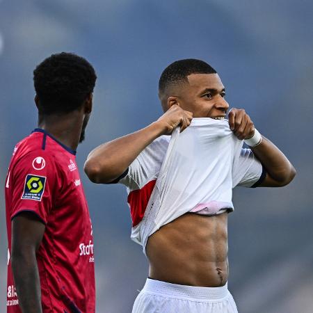 Mbappé durante jogo entre Paris Saint-Germain e Clermont pelo Campeonato Francês