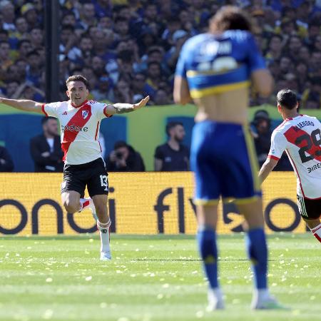 Enzo Díaz comemorando gol no jogo entre Boca Juniors e River Plate, pelo Campeonato Argentino