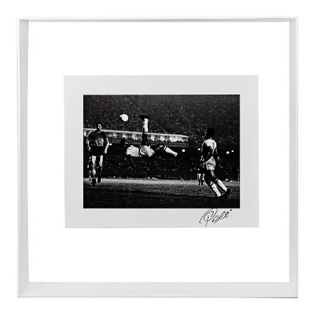 Foto icônica de Pelé chutando de bicicleta, durante jogo da seleção brasileira, feita em 1965