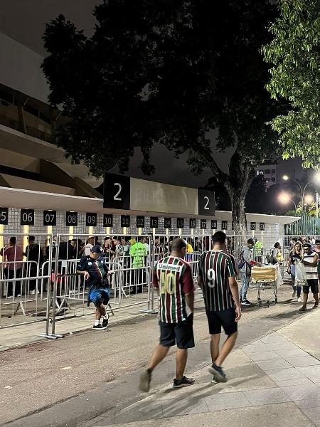 Ponto de ônibus em frente à bilheteria 2 do Maracanã concentrou um grande número de cambistas