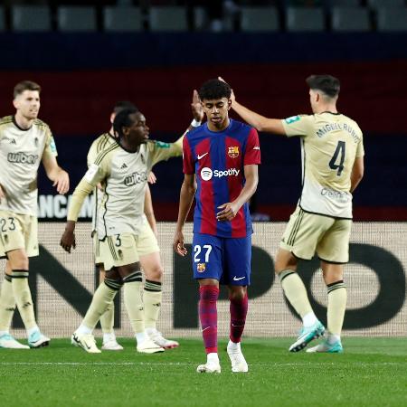 Jogadores do Granada comemoram gol contra o Barcelona, pelo Espanhol