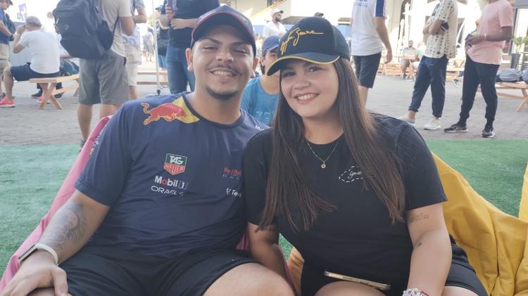 Guilherme e Adria, estudante e social media entrevistados pelo UOL na Fórmula E, vestindo camisa da Red Bull e boné de Ayrton Senna