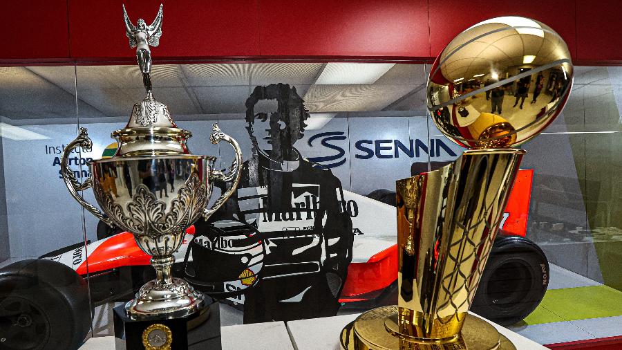 O troféu conquistado por Ayrton Senna no GP do Brasil de 1991 e o Larry O'Brien, taça entregue ao campeão da NBA