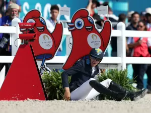 Cavalo refuga e derruba número 1 do mundo no hipismo; assista