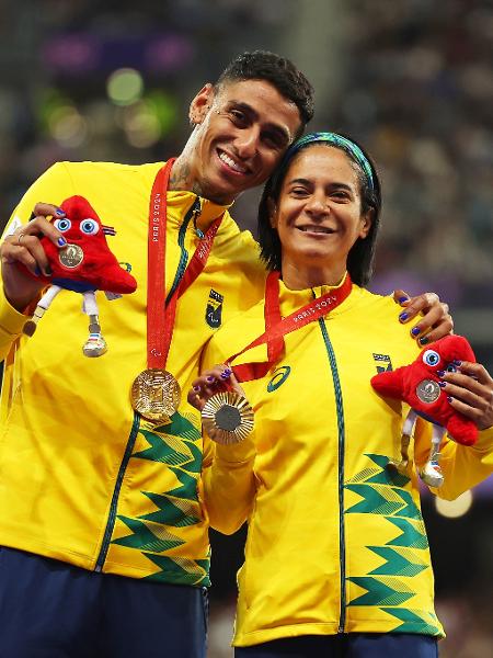 Jerusa Geber dos Santos e o atleta guia Gabriel dos Santos Garcia com o ouro dos 100m T11