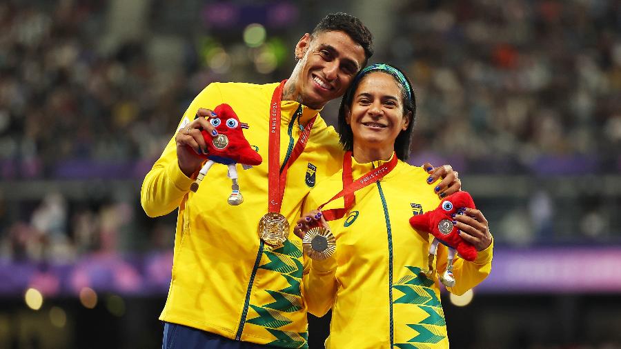 Jerusa Geber dos Santos e o atleta guia Gabriel dos Santos Garcia com o ouro dos 100m T11