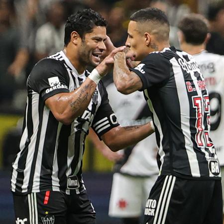 Hulk e Arana comemoram gol do Atlético-MG sobre o Vasco em partida da Copa do Brasil