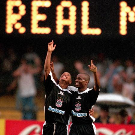 Edilson Capetinha e Marcelinho Carioca comemoram gol marcado pelo Corinthians contra o Real Madrid no Mundial de Clubes de 2000