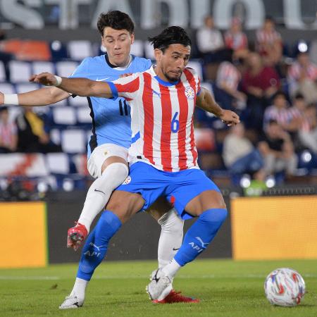 Pellistri e Junior Alonso disputam a bola durante Paraguai x Uruguai Pellistri e Junior Alonso disputam a bola durante Paraguai x Uruguai