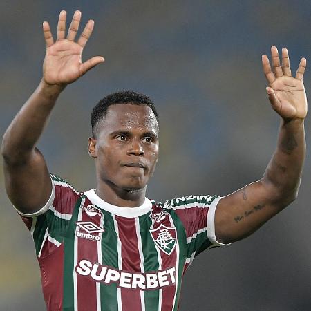 Arias se despede da torcida do Fluminense após jogo contra o Cruzeiro no Brasileirão Arias se despede da torcida do Fluminense após jogo contra o Cruzeiro no Brasileirão