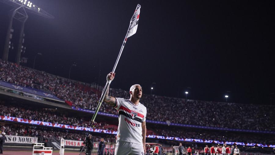 Luciano, do São Paulo, comemora após marcar contra o Corinthians, pelo Brasileiro