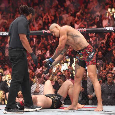 Alex Poatan comemora vitória sobre Ankalaev no UFC 320