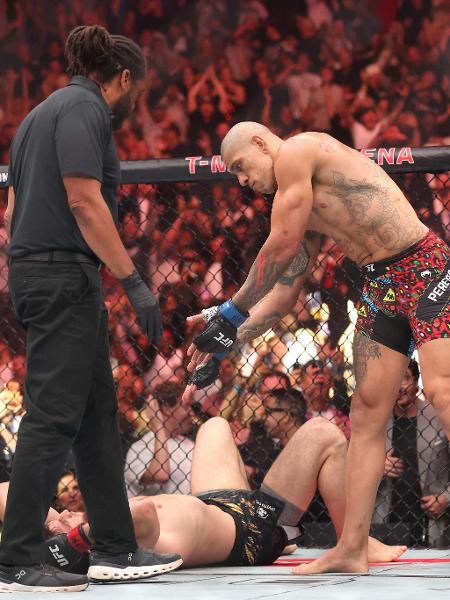 Alex Poatan comemora vitória sobre Magomed Ankalaev no UFC 320