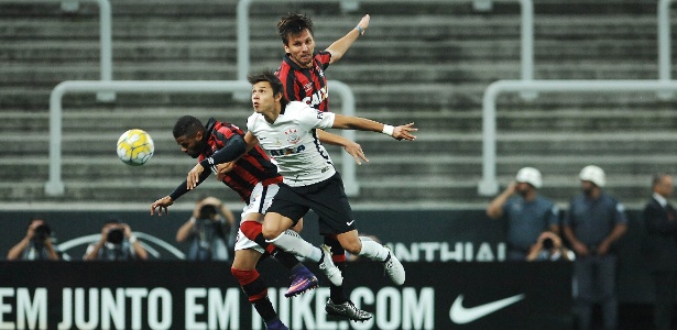 Romero, do Corinthians, disputa a bola entre Léo (dir.) e Paulo André (esq.), do Atlético-PR - Reinaldo Canato /UOL - Reinaldo Canato /UOL