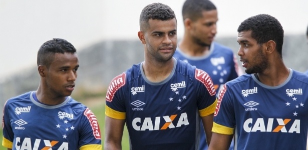 Raniel (d) durante treinamento do Cruzeiro na Toca da Raposa - Washington Alves/Light Press/Cruzeiro