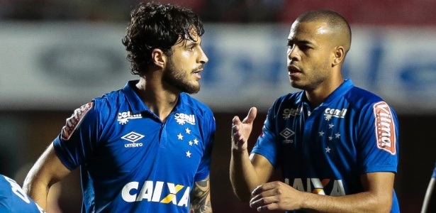 Hudson (à esquerda) explica declaração após eliminação na Sul-Americana - Marcello Zambrana/Light Press/Cruzeiro