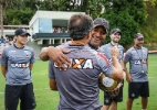 Campeão pela primeira vez, Roger ganha bola da final assinada pelos atletas - Bruno Cantini/Clube Atlético Mineiro