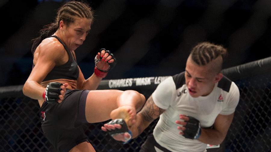 Joanna acerta chute em Jéssica Andrade durante luta no UFC 211 - Cooper Neill/Zuffa LLC/Zuffa LLC via Getty Images