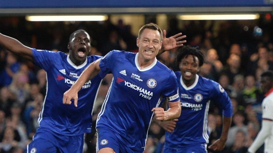 John Terry comemora gol do Chelsea contra o Watford pelo Campeonato Inglês em maio de 2017 - Hannah McKay/Reuters
