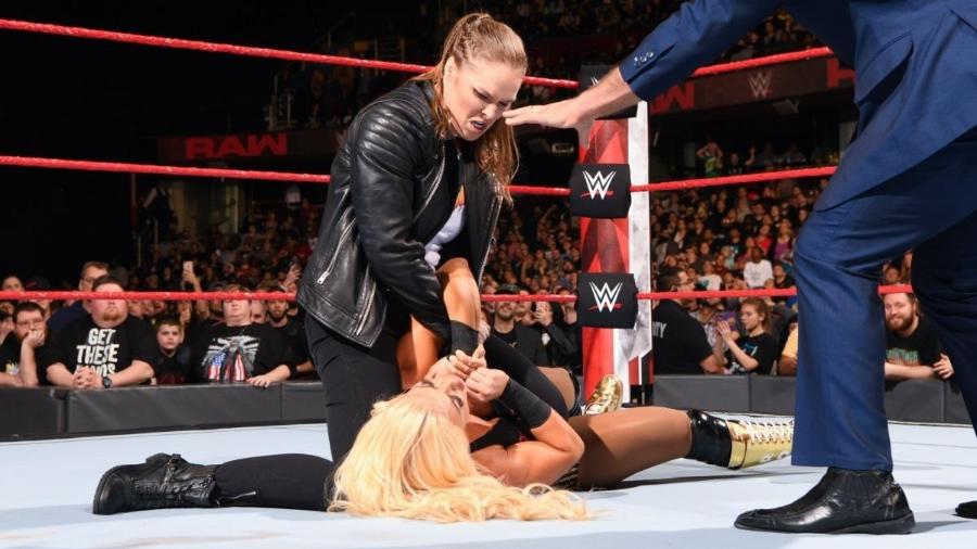Ronda Rousey em ação na WWE Raw - Divulgação/WWE