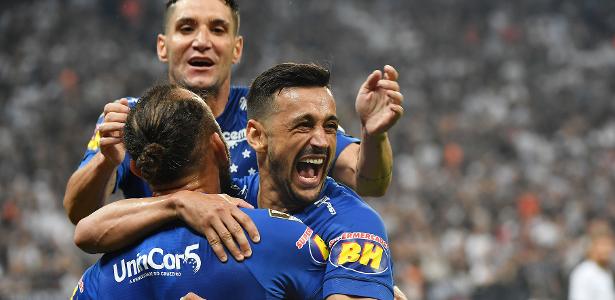 Titulares como Thiago  Neves, Robinho e Barcos estarão em campo contra o Coelho - NELSON ALMEIDA/AFP